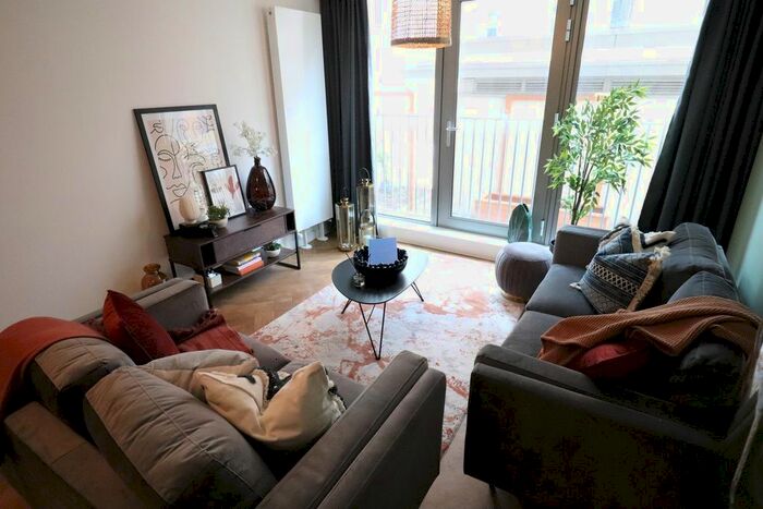 3 Bedroom Flat To Rent In Broadside, Oldham Road, M4