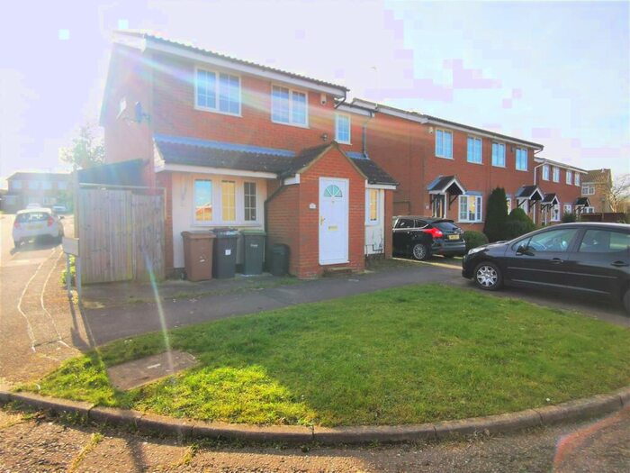 4 Bedroom Detached House To Rent In Rochford Drive, Luton, LU2