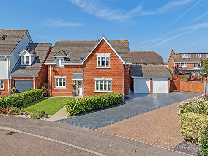 4 Bedroom Detached House For Sale In Heather Close, Canvey Island, SS8