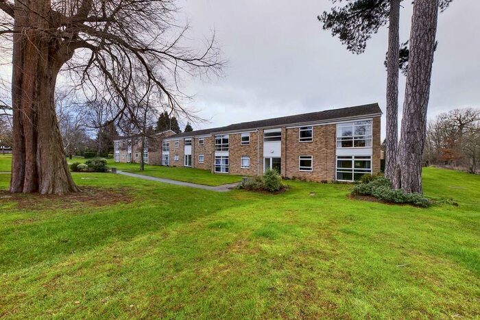 2 Bedroom Ground Flat To Rent In Moss Lane, Pinner, HA5