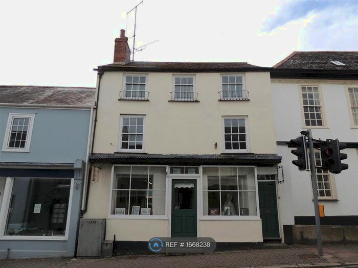 3 Bedroom Flat To Rent In Queen Street, Lostwithiel, PL22