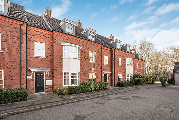 2 Bedroom Flat For Sale In Sefton Court, Welwyn Garden City, AL8