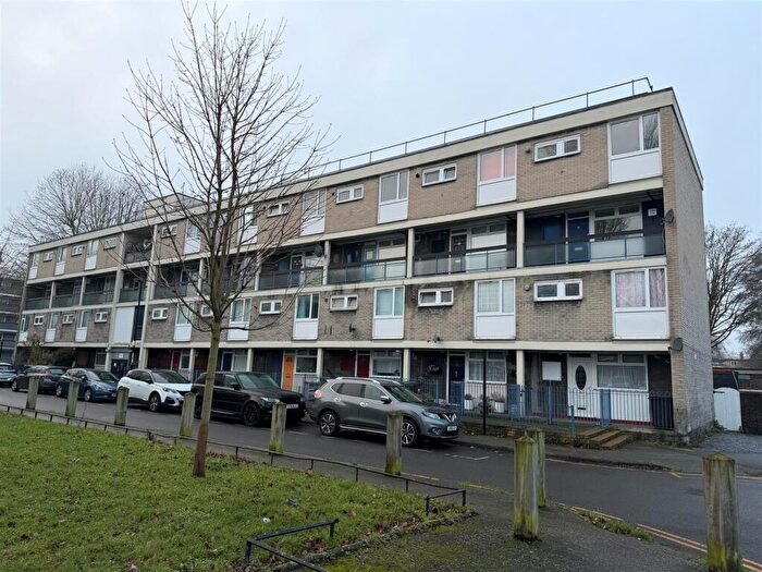 3 Bedroom Flat To Rent In Dacca Street, London, SE8