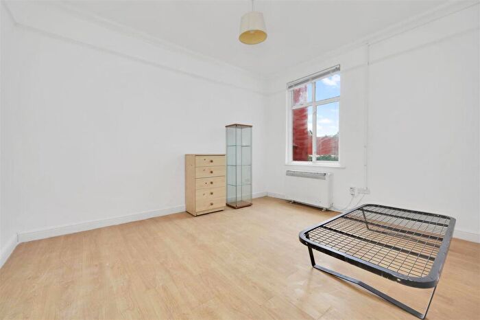 2 Bedroom Flat To Rent In Brondesbury Park, London, NW2
