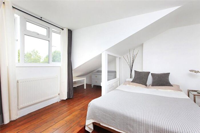 1 Bedroom Flat For Sale In Battersea Park Court, - Battersea Park Road, SW11