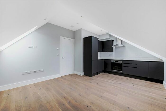 2 Bedroom Flat To Rent In Julian Avenue, London, W3