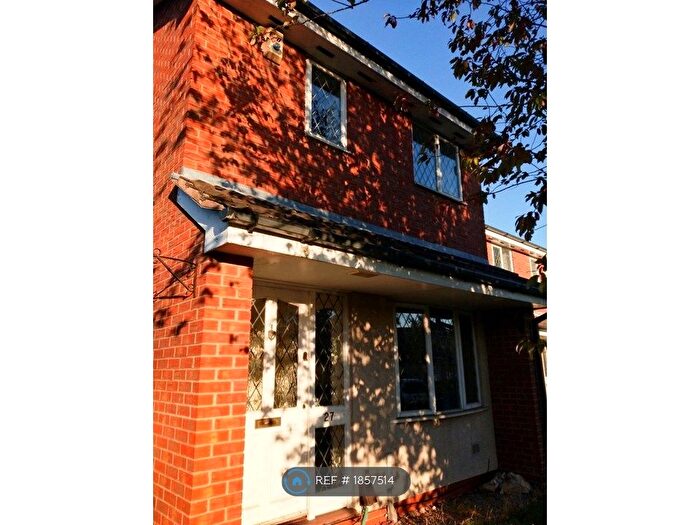 3 Bedroom Semi-Detached House To Rent In Kittiwake Mews, Lenton, Nottingham, NG7