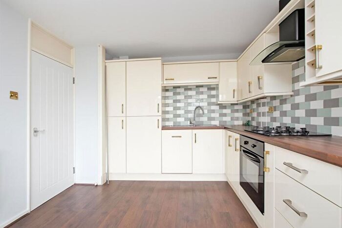 3 Bedroom Flat To Rent In Clovelly Way, London, E1