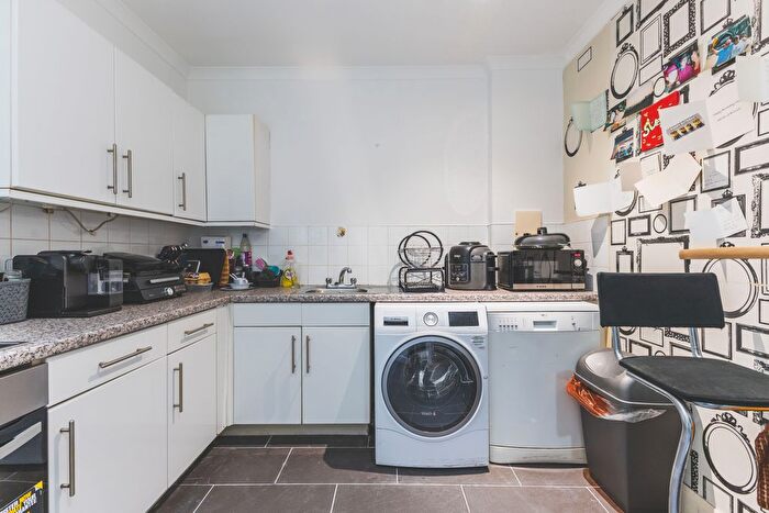 2 Bedroom Flat For Sale In Upper Tooting Road, London, SW17