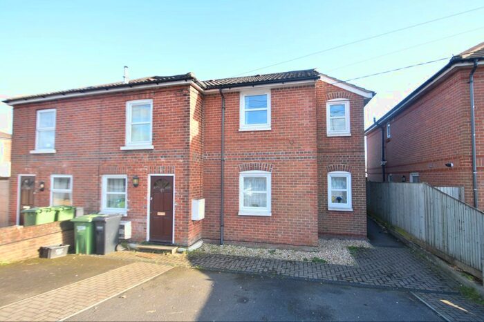 2 Bedroom Maisonette To Rent In Lower Northam Road, Hedge End, Southampton, SO30