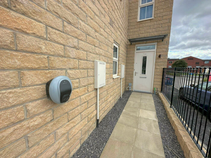 4 Bedroom Semi-Detached House To Rent In Lilac Avenue, Leeds, Yorkshire, LS14