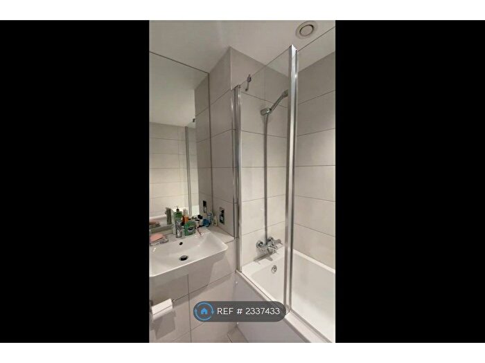 2 Bedroom Flat To Rent In Easton Court, London, NW10