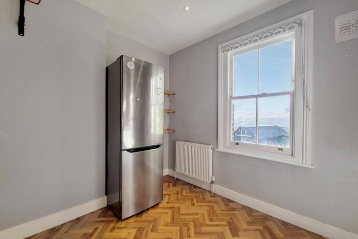 2 Bedroom Flat To Rent In Ellison Road, Streatham Common, London, SW16