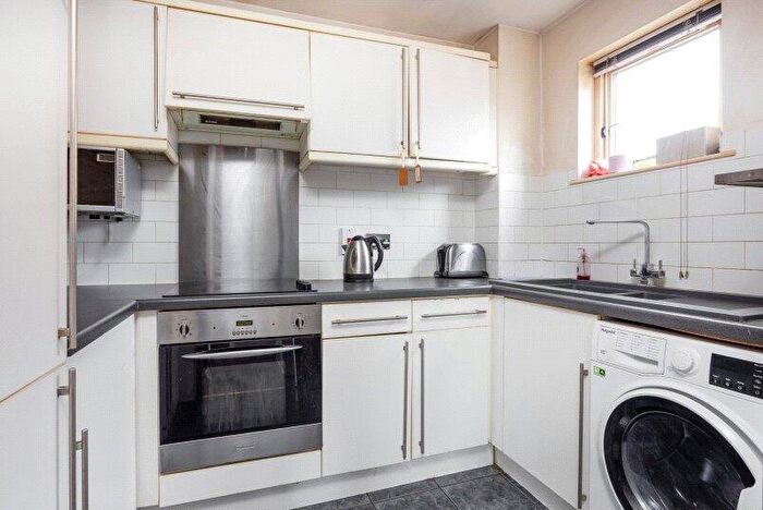 1 Bedroom Apartment For Sale In Durward Street, London, E1