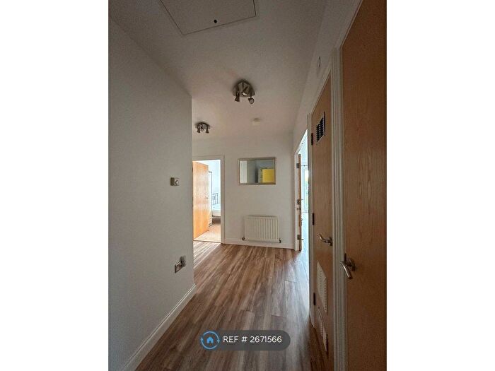 2 Bedroom Flat To Rent In Carisbrooke Road, Leeds, LS16