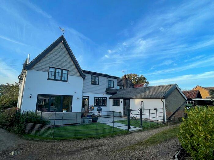 3 Bedroom Semi-Detached House For Sale In The Street, Ingham, IP31