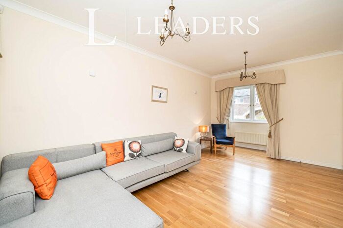 3 Bedroom Town House To Rent In The Yonne, CH1