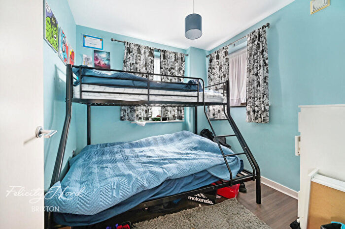 2 Bedroom Apartment For Sale In Coldharbour Lane, London, SE5