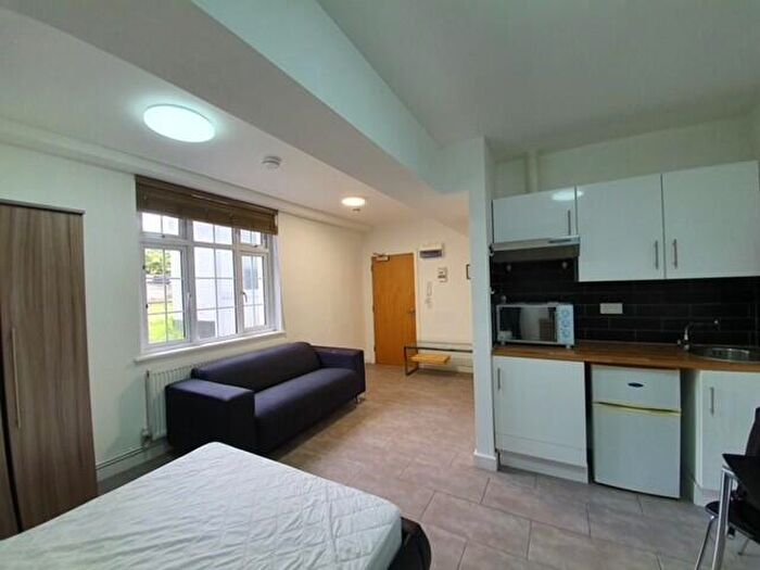 Flat To Rent In Burnside Road, Dagenham, RM8