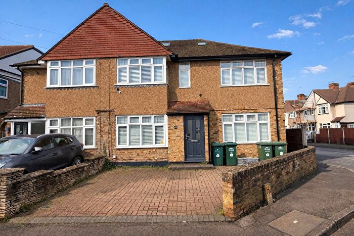 5 Bedroom Semi Detached House For Sale In Linkscroft Avenue, Ashford, TW15