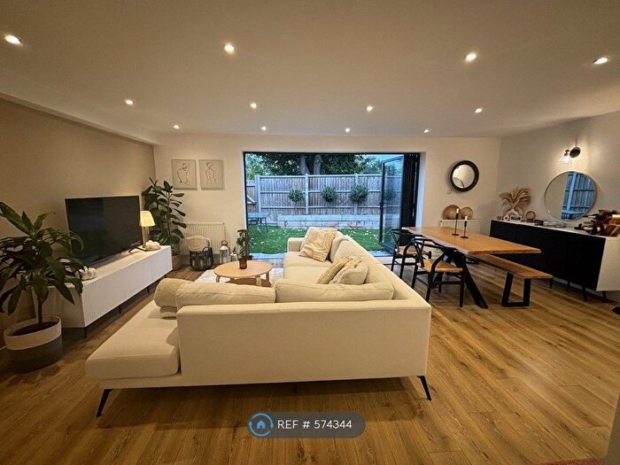 3 Bedroom Flat To Rent In Colliers Wood, London, SW19