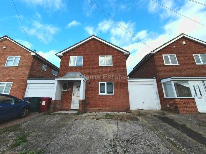 3 Bedroom Link Detached House To Rent In Shepley Drive, Reading, RG30