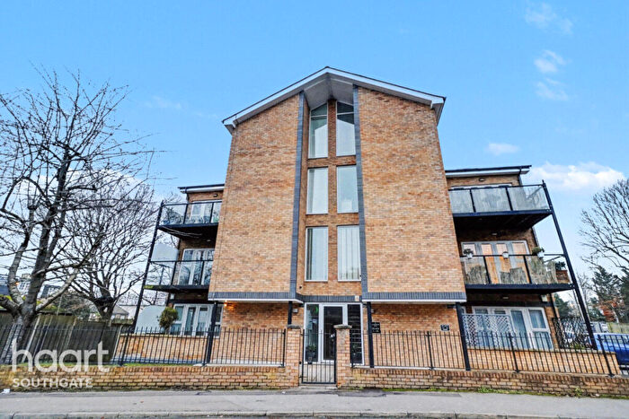 2 Bedroom Apartment For Sale In Gladbeck Way, Enfield, EN2