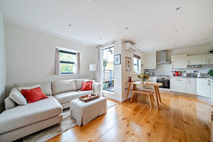 2 Bedroom Flat To Rent In Bedford Hill, Balham, London, SW12