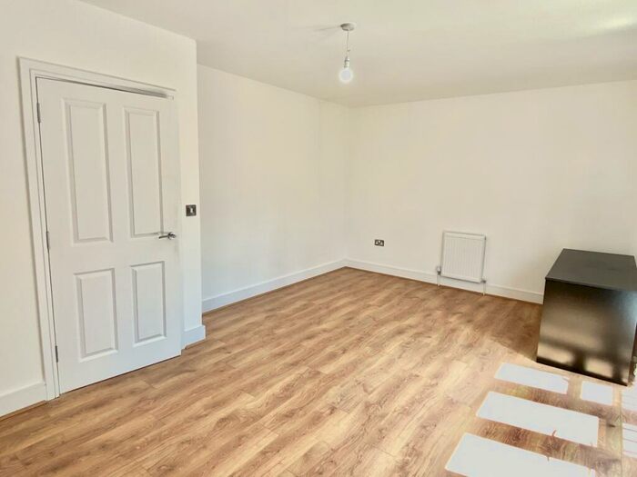 4 Bedroom Town House To Rent In Darbyshire Road Wellesley, GU11