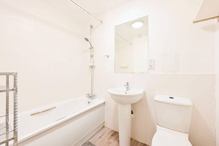3 Bedroom Flat To Rent In Fawe Street, Tower Hamlets, London, E14