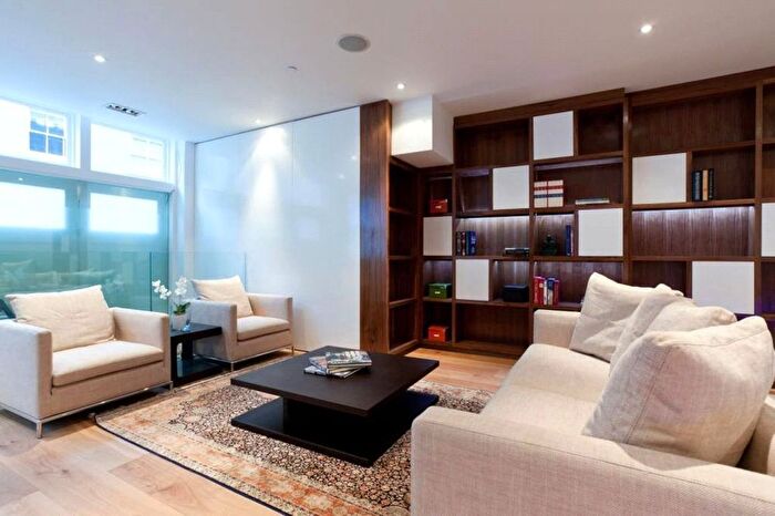 3 Bedroom Flat To Rent In Atherstone Mews, London, SW7