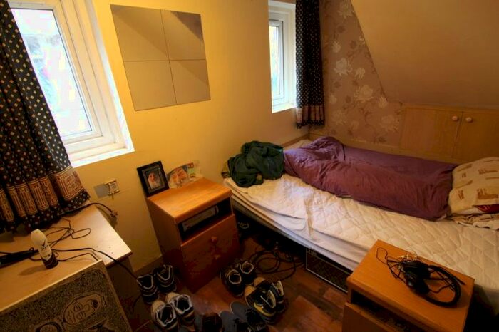 4 Bedroom Semi-Detached House To Rent In Otley Road, Headingley, Leeds, LS6