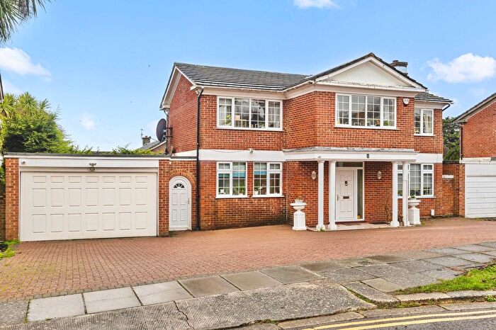 4 Bedroom Detached House For Sale In Ash Close, Hove, BN3