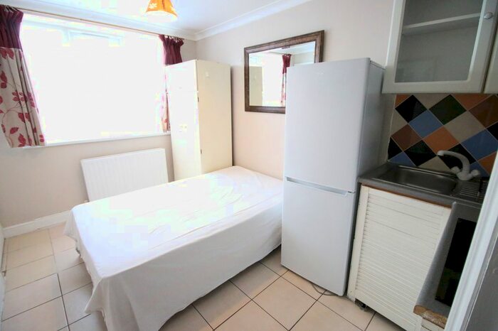 Studio To Rent In Southville Road, Feltham, Greater London TW14