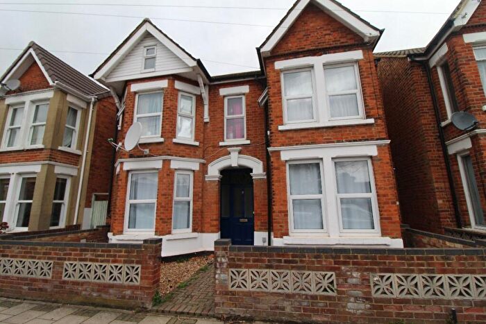 2 Bedroom Flat To Rent In Winifred Road, Bedford, MK40