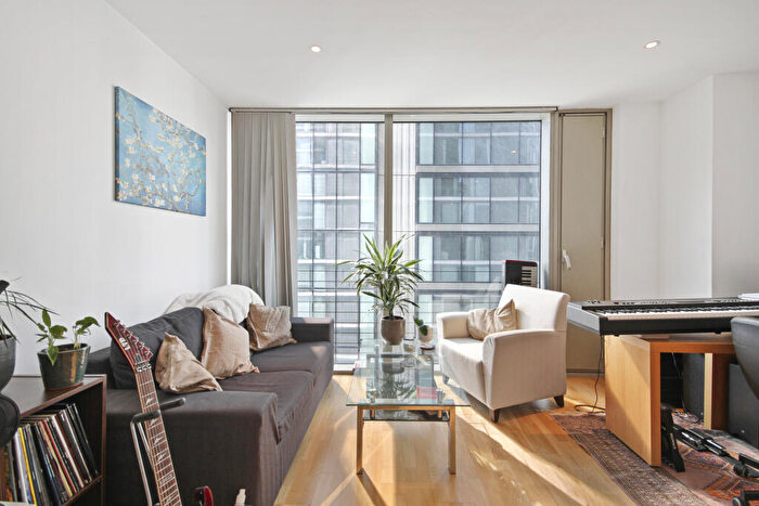 1 Bedroom Apartment To Rent In The Landmark, Canary Wharf, E14
