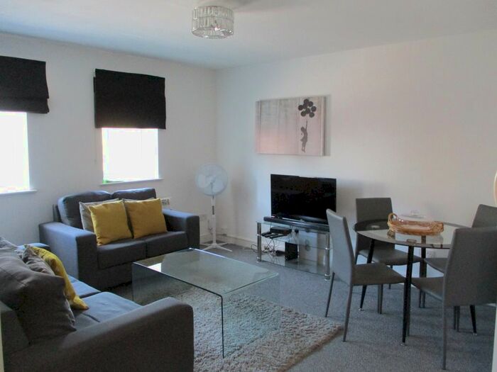 3 Bedroom Flat To Rent In Victoria Road, Swindon SN1