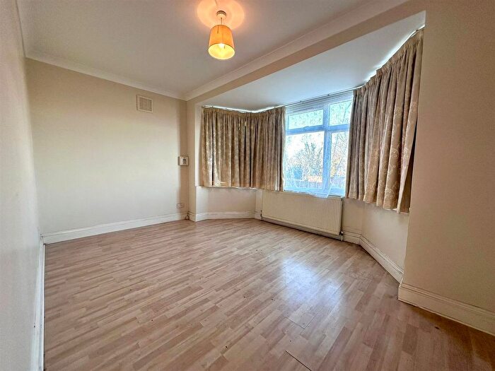 3 Bedroom Flat To Rent In Seven Sisters Road, London, N4