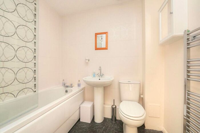 1 Bedroom Flat To Rent In Percy Gardens, Worcester Park, KT4