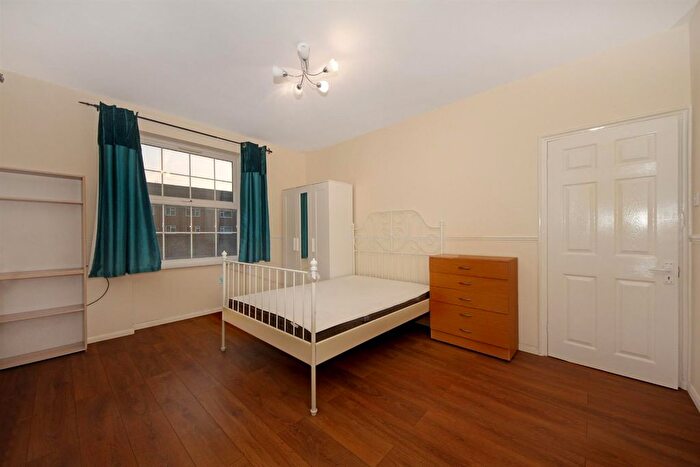 2 Bedroom Flat To Rent In Western Avenue, London, W5
