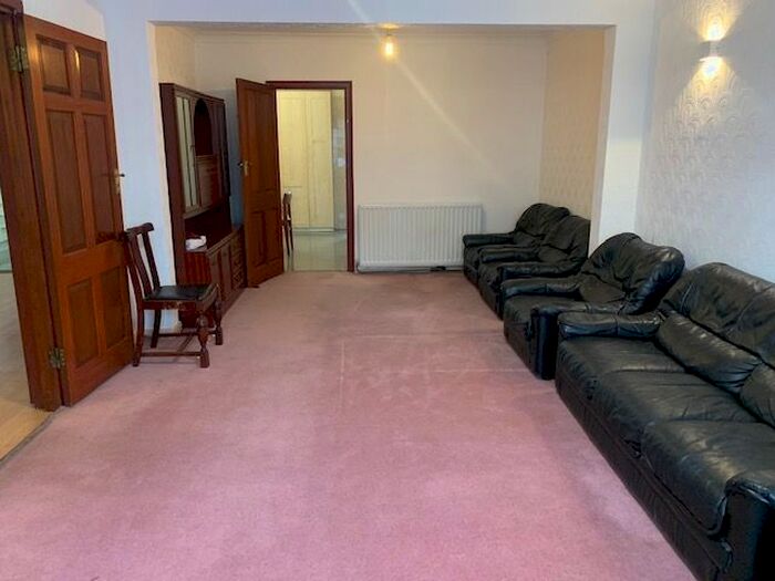 6 Bedroom Semi-Detached House To Rent In Bramley Cresent, Ilford IG2