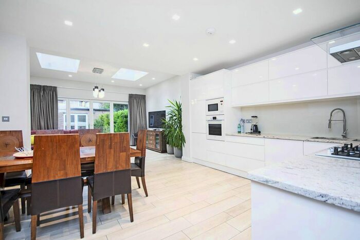 5 Bedroom Property To Rent In Cleveland Gardens, Brent Cross, London, NW2