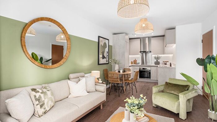 2 Bedroom Flat For Sale In Longwater Avenue, Reading, RG2