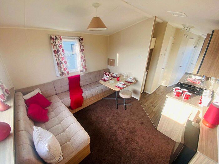 2 Bedroom Park Home For Sale In Newhaven Holiday Park, SK17