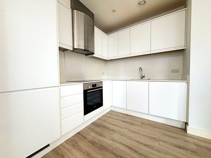 2 Bedroom Flat To Rent In Bunns Lane, NW7