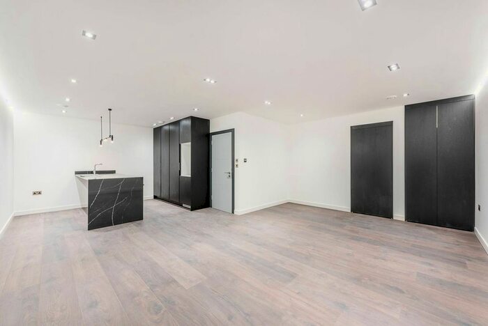 2 Bedroom Flat To Rent In The Ridgeway, Golders Green, London, NW11