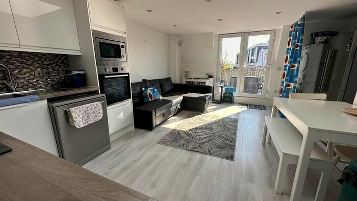 2 Bedroom Flat To Rent In Kingsland Road, Hackney, E8