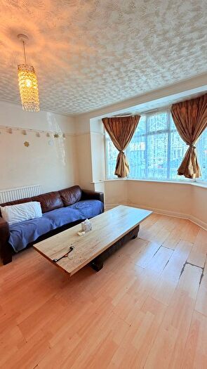 2 Bedroom Flat To Rent In Nutfield Gardens, Ilford, IG3