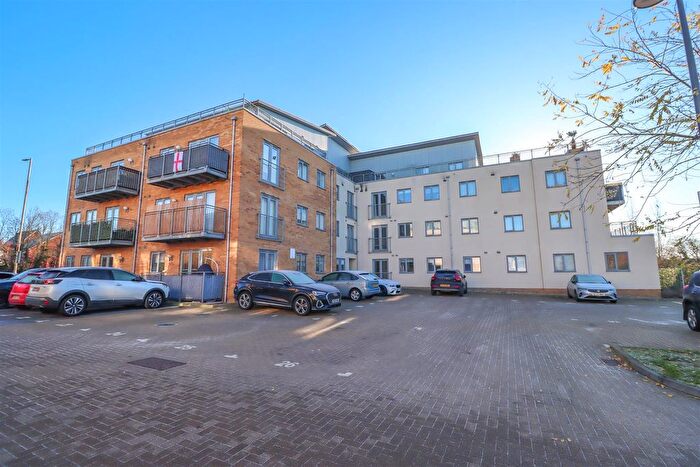 2 Bedroom Flat For Sale In Golden Jubilee Way, Wickford, SS12