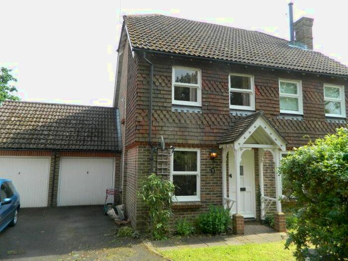 2 Bedroom Property To Rent In Chesworth Gardens, Horsham, RH13